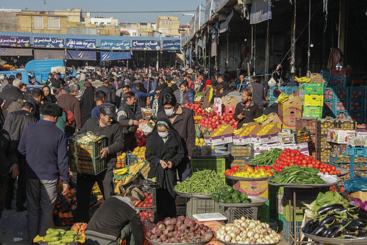 بازار شلوغ از همهمه و رفت‌وآمد آدم‌هایی است که در حال بازار‌گردی هستند. مرد میان‌سالی با مو‌های جوگندمی در حال گذاشتن ۲ هندوانه در صندوق‌عقب ماشین است. همسرش گوشه چادر را به دندان گرفته است و جعبه‌های کوچک نارنگی و سیب را جابه‌جا می‌کند.