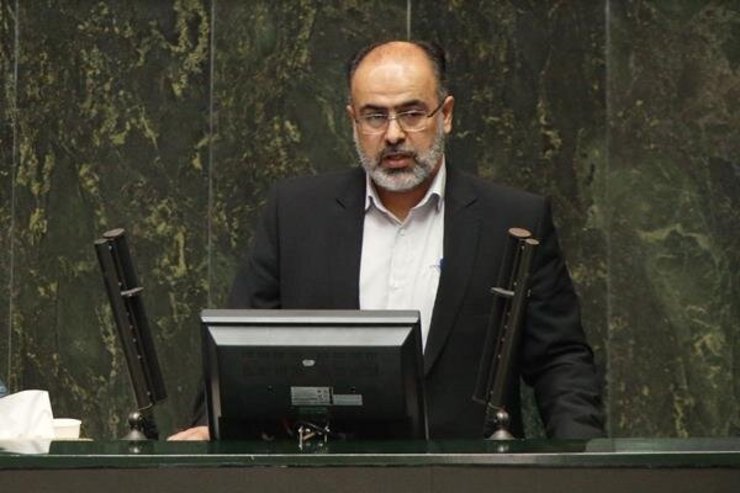 عضو کمیسیون آموزش و تحقیقات مجلس گفت: ما نباید با تجمع دنبال کار قانونگذاری باشیم، یعنی آنچه که باید توسط دولت و مجلس که نماینده مردم‌اند، پیگیری شود در کف خیابان مردم مطالبه کنند. نباید چنین باشد وگرنه سنگ روی سنگ بند نمی‌شود.