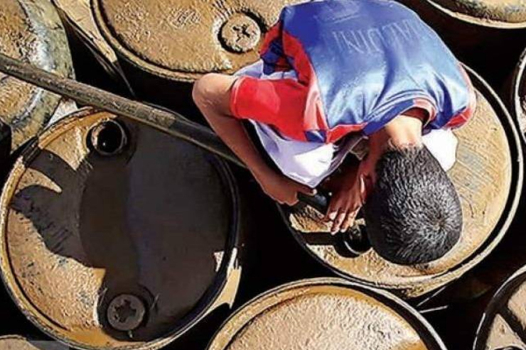 سرنوشت‌شان با سوخت‌بری گره خورده. سرنوشتی عجین شده با بوی گازوییل و جاده‌های باریک کوهستانی. مدرسه رفتن جزو خاطرات دورشان است. خاطره‌ای به جا مانده در ۵ یا ۶ و شاید هم در همین دوسال پیش. کووید-۱۹ این کودکان را هم خانه‌نشین کرد.