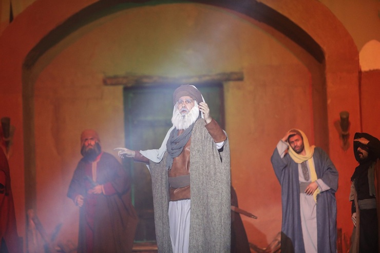 این هشتمین باری است که سوگواره «نگین شکسته» به همت حسینیه آل یاسین در مشهد برگزار می‌شود؛ سوگواره‌ای که با روایتی نمایشی، توانسته است به عنوان یکی از برنامه‌های فرهنگی مذهبی شاخص و پرمخاطب مشهدی در ایام فاطمیه خودش را مطرح کند.