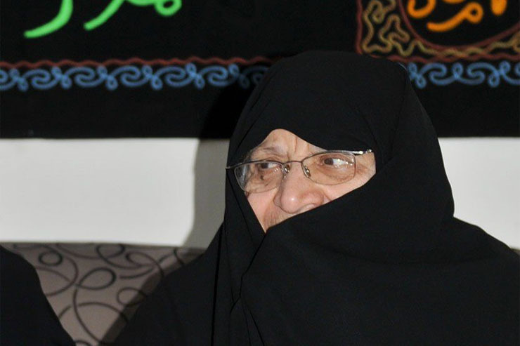بانو احتشام رضوی هرکجا لازم بود این را بر زبان می‌آورد که شیفته شهید نواب بوده است، نه مانند همسری که همسرش را دوست دارد، بلکه مانند سربازی که مطیع فرمانده است و نمی‌خواهد کوچک‌ترین آسیبی به او برسد.