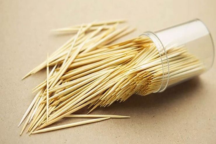 برخی افراد بعد از غذا و یا در طول روز برای تمیز کردن دندان‌ها به طور مداوم از خلال دندان استفاده می‌کنند، در حالی که استفاده از خلال دندان مضراتی را به همراه دارد.
