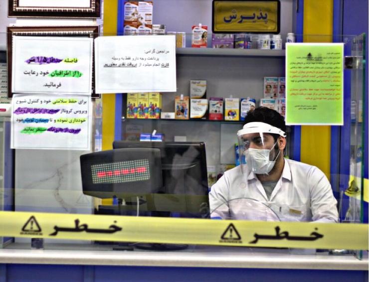 یکی از داروخانه هایی که در خیابان احمدآباد فعال است، می‌گوید: برخی پزشکان چنین تفاهم‌هایی با داروخانه ها، مراکز آزمایشگاهی و... دارند و به نسبت تعداد بیماری که معرفی می‌کنند، از صاحبان این مراکز مبلغی را به عنوان درصد می‌گیرند.