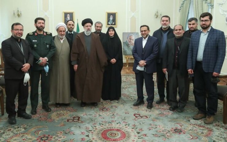 حجت الاسلام رئیسی با اشاره به اقدامات شهید سلیمانی در تربیت نیروهای محور مقاومت از کشورهای مختلف،‌ اظهار کرد: این اقدام حاج قاسم یک ظرفیت عظیم در جهان اسلام ایجاد کرد