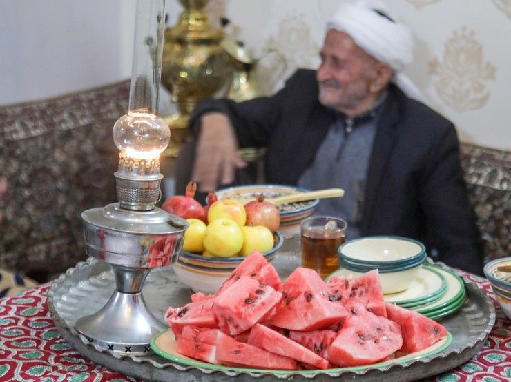 برای شنیدن خاطرات و آداب و رسوم شب چله میهمان خانه «رجب کریمی طرقی» شدیم و حال و هوای خانه، ما را به روزگار قدیم برد.
