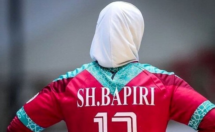 شنیده می‌شود به دلیل مخالفت اسپانیا با پناهندگی شقایق باپیری، بازیکن تیم ملی هندبال وی به زودی به تهران برمی گردد.
