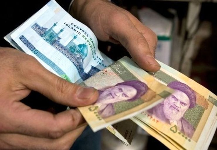 برخی می‌گویند احتمالا افزایش حقوق کارمندان دولت بیش از ۱۵ درصد نباشد. اگر قرار باشد حقوق کارگران هم به همین میزان افزایش پیدا کند، حداقل حقوق سال ۱۴۰۱ به حدود سه میلیون تومان می‌رسد.