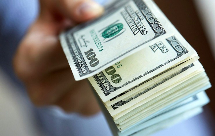 دیروز پنجشنبه (۱۴۰۰/۰۹/۰۴) قیمت دلار در بازار آزاد با بیش از ۳۰۰ تومان کاهش به ۲۸۸۰۰ تومان رسید، در حالی که روز چهارشنبه از ۲۹۰۰۰ تومان هم عبور کرده بود.
