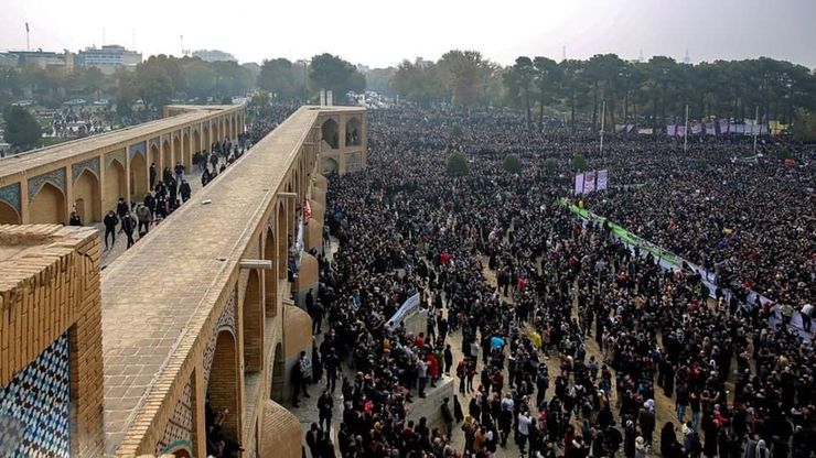 کمک یک مامور نیروی انتظامی  رابه پیرمردی که در تجمع امروز در اصفهان آسیب دیده بود ببینید.