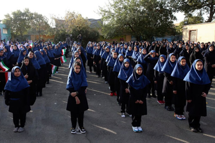 مدیرکل انجمن اولیا و مربیان وزارت آموزش و پرورش با تاکید بر اینکه هیچ اجباری برای تهیه لباس فرم برای حضور دانش‌آموزان در مدرسه وجود ندارد، گفت: در صورت توافق برای تهیه این لباس، انتخاب آن باید منطبق با تصمیم شورای مدارس و سلیقه دانش آموزان باشد.
