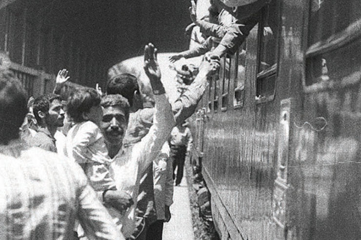 نما‌هایی از ایستگاه راه‌آهن مشهد در سال‌های جنگ‌تحمیلی که برای بدرقه رزمندگان یک محله را پذیرا بود.