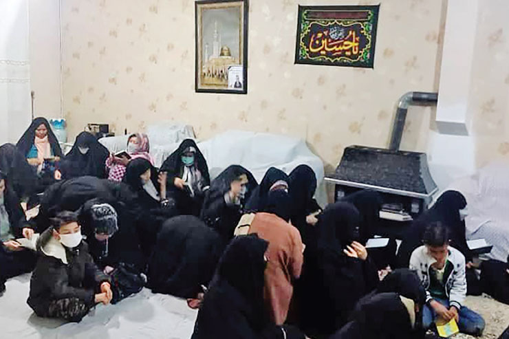 آن‌ها سال هاست مشغول کمک رسانی به نیازمندان حاشیه شهر و مهاجران هستند، اما چند ماهی است مهاجران تازه وارد را در اولویت قرار داده اند؛ از وسایل گرمایشی و پخت وپز گرفته تا مواد غذایی و لباس گرم، هرچه را که یک مهاجر برای زندگی نیاز دارد، جمع آوری و توزیع می‌کنند.