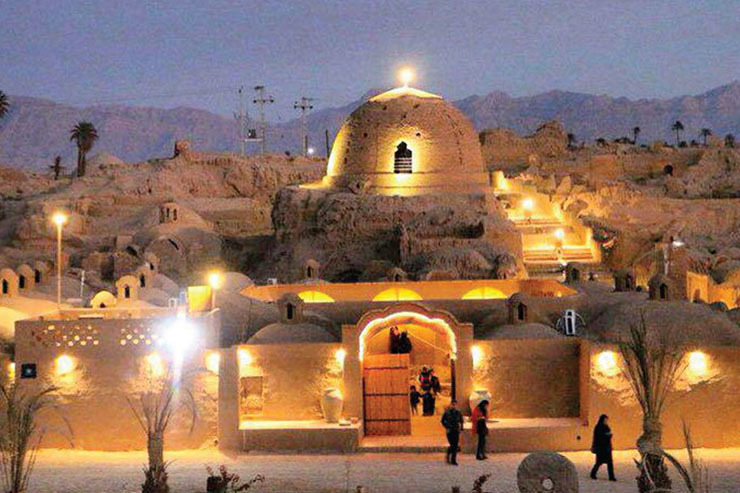 حدود ۲۰ کیلومتر که از طبس به سمت دیهوک و جاده بیرجند حرکت کنیم، تابلویی سمت راست جاده روستای «کُریت» را نشانمان می‌دهد؛ روستایی که اگر قدیمی‌تر از شهر طبس نباشد، قدمت و وزن تاریخی‌اش هم‌سنگ آن است، آن‌هم به‌واسطه شهری تاریخی که در دلش جای گرفته است.