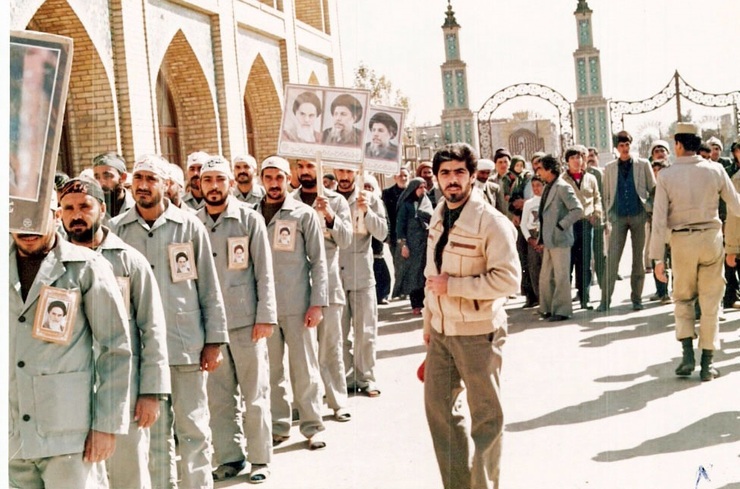 سروان محمد صادق خاکساری، فرمانده کمپ‌های اسیران عراقی در مشهد شرحی کمتر شنیده‌شده از این آسایشگاه‌ها و برخورد انسانی ایرانیان با اسیران خارجی دارد که به‌صورت برنامه روایتگری در جلسه‌های هفتگی موسسه پیام آزادگان دنبال می‌کند.