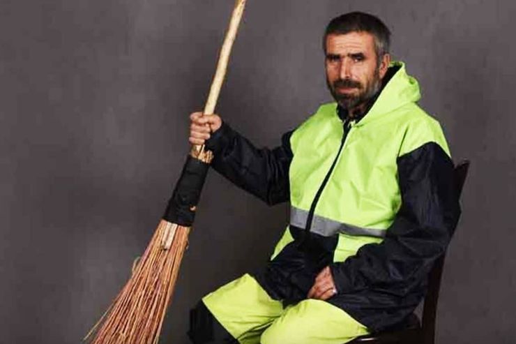 محمد محمدی پاکبان پاکدست افغانستانی چک گمشده ۵۰۰ میلیون تومانی را که از لابه‌لای زباله‌ها پیدا کرده بود به صاحبش رساند.