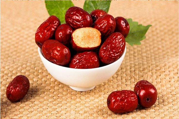 میوه عناب که دارای خواص دارویی بسیار زیادی است، در ابتدا سبز و گرد بوده و پس از رسیدن به رنگ قرمز درآمده، زیتونی شکل و چروک می‌شوند.