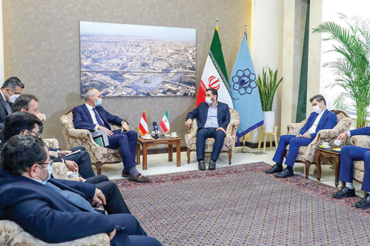 شهردار مشهد دیروز میزبان «ولف دیتریش هایم»، سفیر اتریش بود و در این نشست از ظرفیت‌های مشهد در حوزه گردشگری سخن گفت و وضعیت این شهر را در حوزه گردشگری «فوق‌العاده» توصیف کرد.
