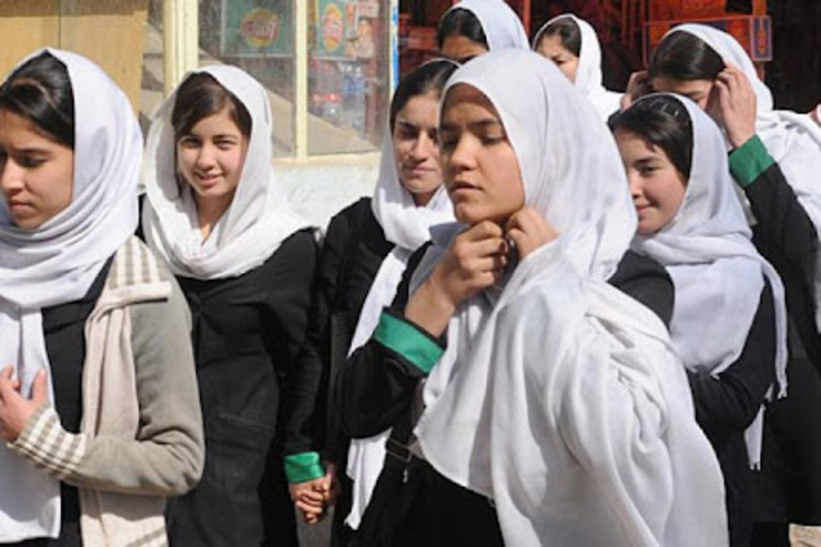 درحالی که مقامات طالبان می‌گویند دختران افغانستانی می‌توانند تا دکترا درس بخوانند، جمعیت زیادی از دختران این کشور ماه‌هاست که در خانه اسیر شده‌اند.