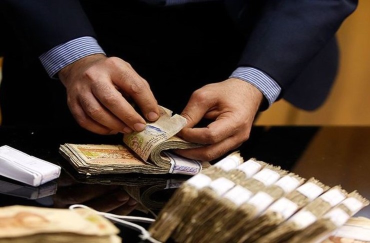 یک کارشناس اقتصادی گفت: دولت باید برای کنترل هزینه‌ها و اجرای عدالت در پرداخت‌ها برای دریافتی کارکنان دولت و شرکت‌ها سقف تعیین کند.