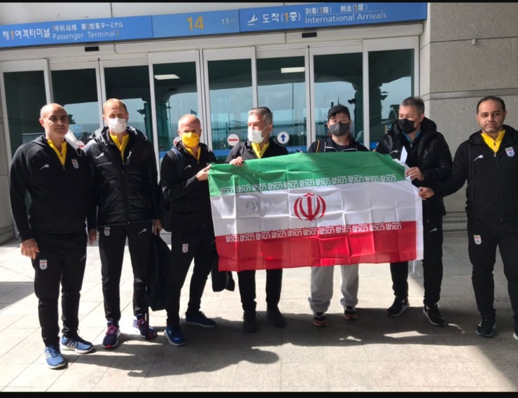 سرمربی تیم ملی فوتبال ایران به محص ورود به کره جنوبی با پرچم جمهوری اسلامی ایران عکس یادگاری گرفته است. این اقدام سرمربی تیم ملی مورد توجه رسانه‌های کره‌ای نیز قرار گرفته است.