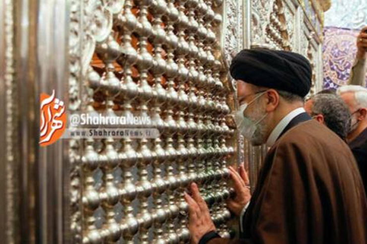حجت الاسلام والمسلمین رئیسی رئیس جمهور با حضور در حرم مطهر رضوی، مضجع منور رضوی را زیارت کرد.