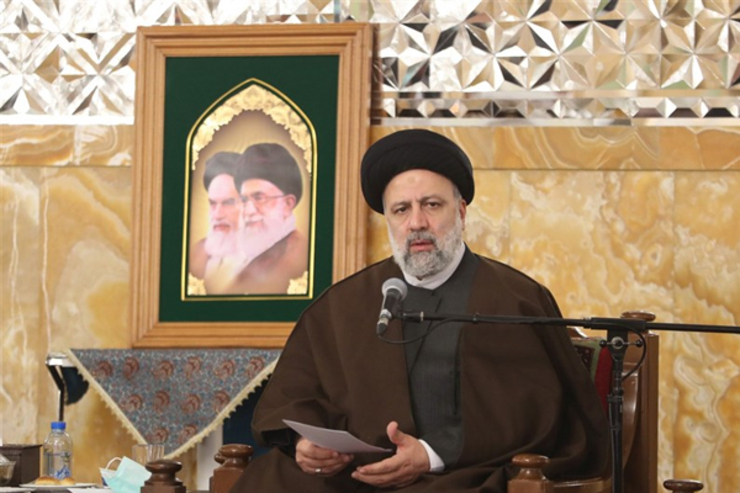 رئیس جمهور در بدو ورود به مشهد به زیارت امام رضا (ع) مشرف شد و در حرم مطهر رضوی دیداری با جمعی از خانواده‌های شهدا و ایثارگران داشت.