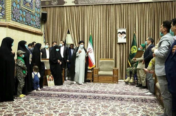 رییس جمهور در دیدار با خانواده‌های شهدای خراسان رضوی در مشهد گفت: مهم‌ترین وظیفه مسئولان حفظ دستاوردهای شهداست