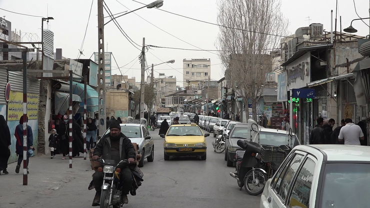 اگر گذرتان به کوچه نوغان بیفتد هیچ بعید نیست دقایقی، زمان را گم کنید و خود را در پیچ و خم کوچه‌های قدیم مشهد بیابید. کوچه‌ای ۱۵۰۰ ساله که هنوز هم یکی از پر رفت و آمدترین کوچه‌های اطراف حرم مطهر است.