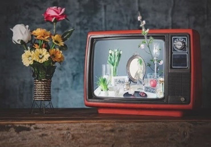 شبکه های سیما برای امروز جمعه، دوازدهم فروردین ماه ۱۸ فیلم سینمایی، تلویزیونی و انیمیشن آماده پخش کرده اند.
