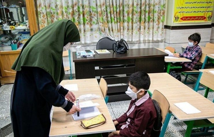 در دستورالعمل وزارت آموزش‌وپرورش برای آموزش حضوری دانش آموزان از ۱۴ فروردین، قید شده است سه شرط «رعایت بهداشت فردی و بهداشت محیط، استفاده مناسب از ماسک و تهویه کلاس‌های درس» قید شده و خبری از شرط «فاصله‌گذاری فیزیکی» نیست.