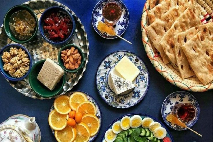 مدیرکل دفتر بهبود تغذیه جامعه وزارت بهداشت، درمان و آموزش پزشکی گفت: مصـرف مقـدار کـافی گروه سـبزی‌ها و میـوه‌ها در ایام روزه‌داری بـا تـامین ویتـامین‌ها بـه خصـوص ویتـامین سی و پــیش ساز ویتامین آ (A) به تقویت سیستم ایمنی بدن برای مقابله با بیماری کووید ١٩ کمک می‌کند.
