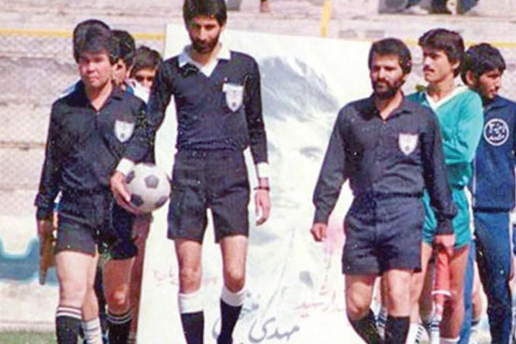 تصویری از مراسم ابتدایی یکی از دیدار‌های فوتبال باشگاه‌های استان در دهه ۶۰ که سه قاضی برجسته خراسانی با جامه‌های یکدست مشکی در آن دیده می‌شوند. عباس آریک، رحمان نادری و مرحوم حسین هزاره داوران حاضر در این تصویر هستند و در نمای دورتر هم مرحوم مازیار ظهوریان به‌عنوان بازیکن پشت‌سر داوران حاضر است.