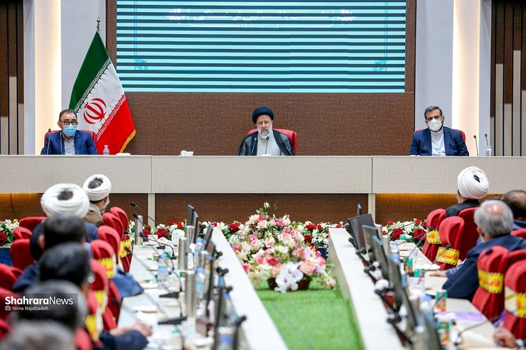 در هجدهمین سفر استانی دولت سیزدهم، حجت الاسلام سیدابراهیم رئیسی با جمعی از فعالان فرهنگی خراسان رضوی دیدار کرد. در این جلسه که دوازدهم فروردین برگزار شد، به گفتگو درباره مسائل و موضوعات شهری و فرهنگی پرداخته شد.