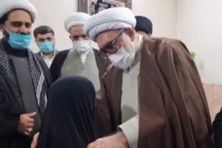 تولیت آستان قدس رضوی خطاب به دختر شهید اصلانی گفت: دعا کن سرنوشت پدر شما برای ما هم مقدر شود.