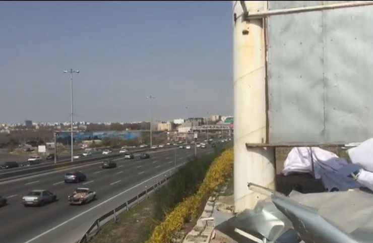 یک تابلوی تبلیغاتی عظیم در باند شمالی اتوبان تهران-کرج (نرسیده به پل کلاک) حین وزش باد سقوط کرد.