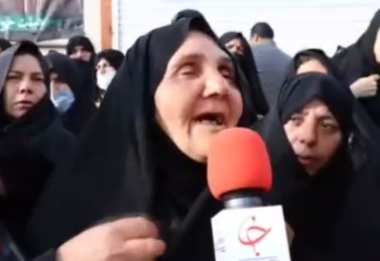 مادر شهید دارایی در مراسم تشییع : افتخار می کنم که فرزندم در این راه شهید شده است.