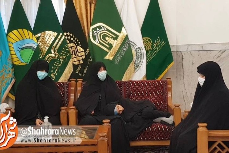 همسر رئیس جمهور، سرکار خانم دکتر علم الهدی با همسر و خانواده شهید محمد اصلانی پس از تدفین شهید در حرم مطهر رضوی دیدار و ابراز همدردی کرد.