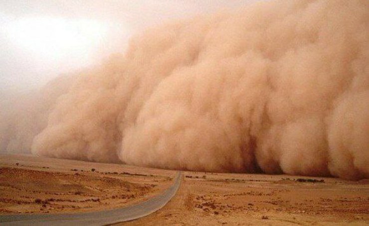 هر از چندگاهی با افزایش میزان گرد و غبار در پایتخت، شایعه‌ای با انتشار فیلم کوتاهی در فضای مجازی منتشر می‌شود که ادعا می‌شود، «عراقی‌ها از عمد در حال تولید گرد و غبار در مرز ایران هستند».