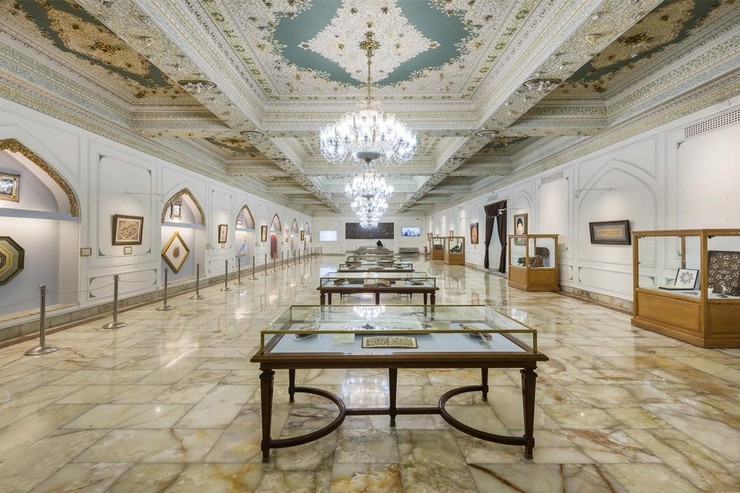 موزه قرآن آستان قدس رضوی در ۲۲ بهمن سال ۱۳۶۴ به‌عنوان اولین گنجینه تخصصی برای نمایش نسخه‌های خطی قرآن، مرقعات و آثار هنری هنرمندان آستان قدس رضوی، در ساختمان شماره ۳ موزه آستان قدس رضوی افتتاح شد.