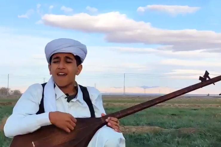 یوسف سرکوهی یکی از نوجوان‌هایی است که موسیقی مقامی را جدی گرفته است و من صدایش را دوست دارم، برای همین یکی از روز‌های همین‌سالی که گذشت و خاطره شد، سر از خانه‌ آن‌ها در حاشیه شهر مشهد در شهرک شهید رجایی و کوچه‌های حُر درآوردم.