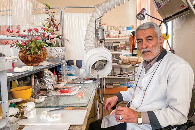 حضور دندان‌سازان در مشهد به حدود ۶۰ تا ۷۰ سال پیش برمی‌گردد. تجمعشان هم دور حرم و فلکه حضرت بوده است.