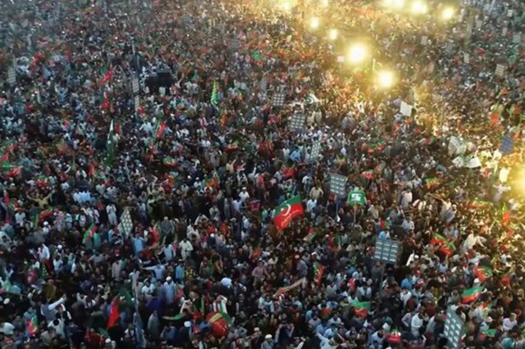 ده‌ها هزار تن از هواداران عمران خان، نخست وزیر سابق پاکستان و حزب متبوعش به منظور حمایت از وی در آستانه نشست امروز پارلمان به منظور تعیین نخست وزیر جدید به خیابان‌ها آمدند.