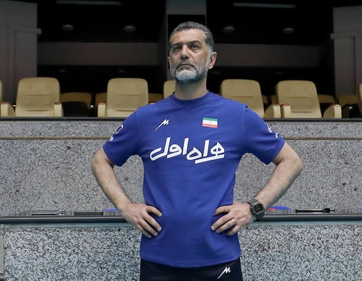 سرمربی تیم ملی والیبال در بدو اردوی آماده سازی سنگ‌های خود را با اردونشینان واکند و حجت را بر آنان تمام کرد.