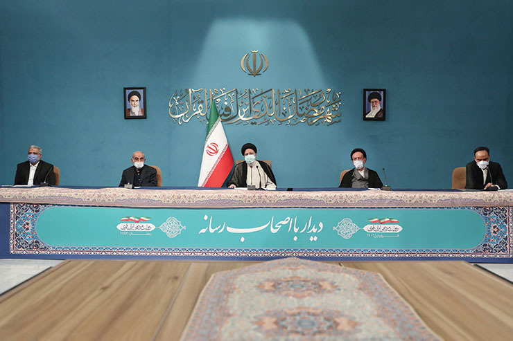 رئیس جمهور یکی از بخش‌های مهم جهاد تبیین را اطلاع رسانی امیدآفرین خواند و بیان کرد: در این بخش، از بنده به عنوان رئیس جمهور تا یکایک مدیران و کارکنان دولت و اصحاب رسانه، همه مسئولیت داریم با اطلاع رسانی مسئولانه به بازسازی امید و اعتماد مردم، ارتقای سرمایه اجتماعی، مشارکت عمومی و نشاط اجتماعی کمک کنیم و در راستای خنثی کردن توطئه دشمن برای یأس آفرینی گام برداریم.