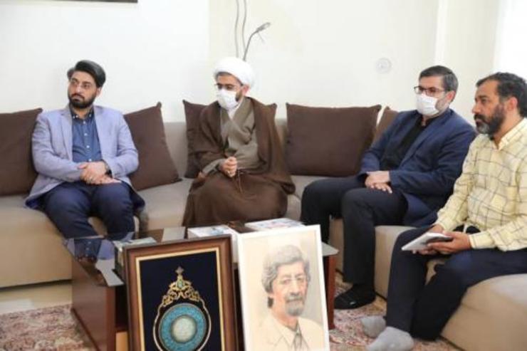رئیس کمیسیون فرهنگی و اجتماعی شورای اسلامی شهر مشهد مقدس گفت: شورای شهر و مدیریت شهری باید در جهت معرفی هنرمندان فرهیخته و انقلابی مشهدالرضا (ع) گام بردارد و آن‌ها را به نسل جدید و جامعه معرفی نماید؛ مسئولیت و بار سنگینی که به دوش ماست و امیدواریم به خوبی اجرایی شود.