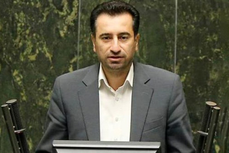 مسلم صالحی، نماینده مجلس در تذکری خطاب به وزیر ارتباطات و فناوری اطلاعات گفت: برخی بسته های اینترنتی تا ۶۰ درصد افزایش قیمت داشته است. این افزایش قیمت با کدام منطق مطابقت دارد؟ آیا سایت جدید و خدمات بهتری ارائه کرده‌اید یا کمیت و کیفیت شما تغییر کرده است؟