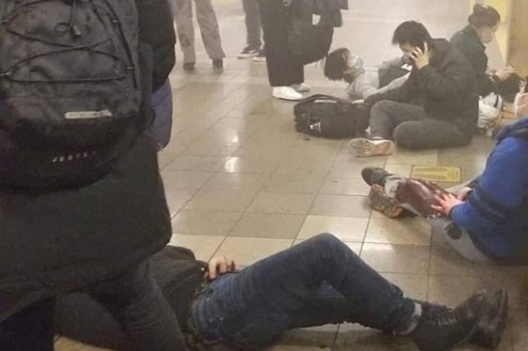 بر اساس اعلام اداره پلیس نیویورک، تیراندازی به سوی تعداد زیادی از مردم در مترو «بروکلین» در آمریکا روی داده و نیروهای امنیتی محل حادثه را به محاصره خود درآورده اند.