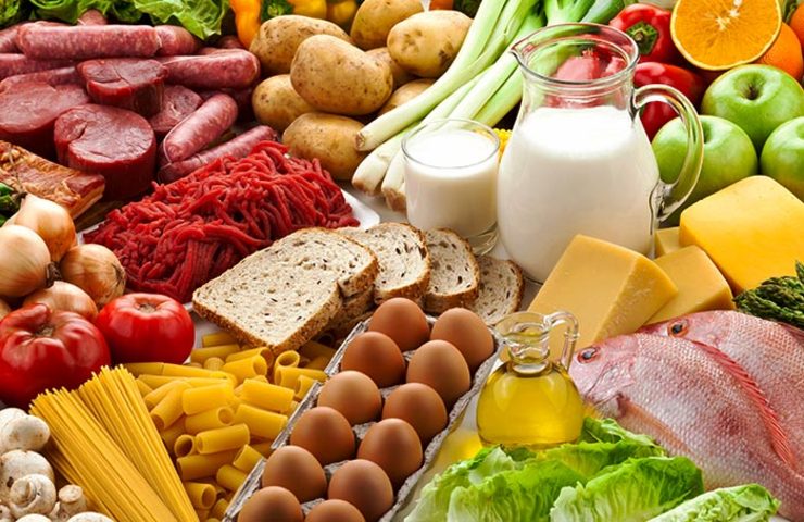 بر اساس گزارش مرکز آمار ایران،  در مقایسه نرخ تورم سال های اخیر در بین کالاهای خوراکی و غیر خوراکی نشان می دهد که خوراکی ها در سال گذشته نسبت به سال ۹۹، با جهش قیمتی سالانه روبه رو شده اند و تبعات منفی این شوک دامن گیر دهک های کم درآمد شده است.
