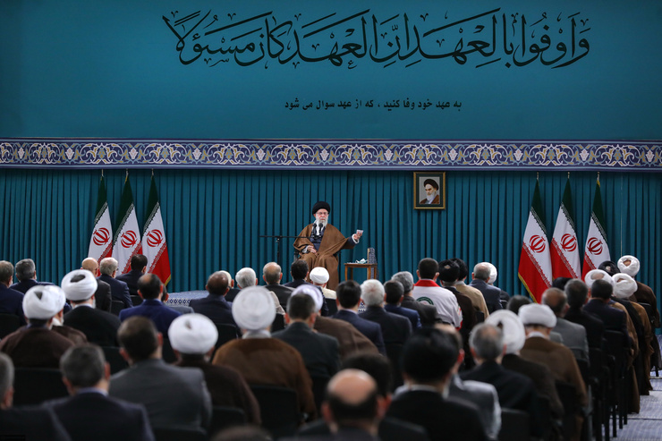 حضرت آیت‌الله خامنه‌ای خطاب به مسئولان فرمودند: در برنامه‌ریزی‌ها مطلقاً معطل مذاکرات هسته‌ای نشوید و کار خودتان را جلو ببرید. اینجور نشود که اگر مذاکرات به نتایج مثبت یا نیمه مثبت یا منفی رسید، در کار شما خللی ایجاد شود.