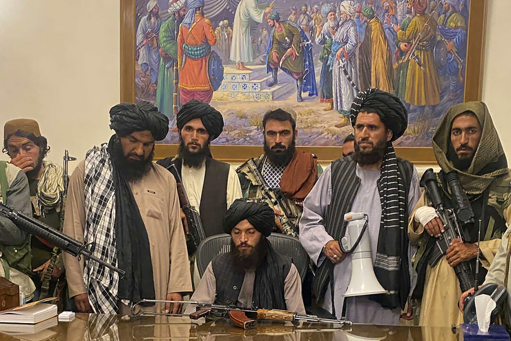 روزنامه‌ی نیویورک تایمز در گزارش تحقیقی‌اش دریافته است که طالبان خلاف وعده عفو عمومی، دست به کشتار گسترده انتقام‌جویانه علیه کارمندان دولت سابق و اعضای نیروهای امنیتی پیشین زده‌اند.